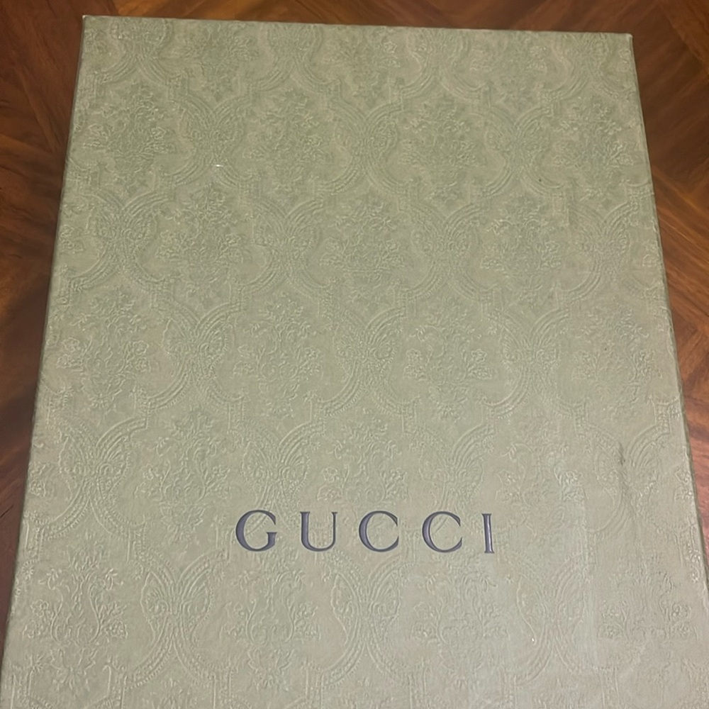 Gucci sandles size 9 new!!!